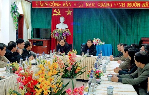 Vizeparlamentspräsidentin Tong Thi Phong tagt mit Behörde in Dien Bien